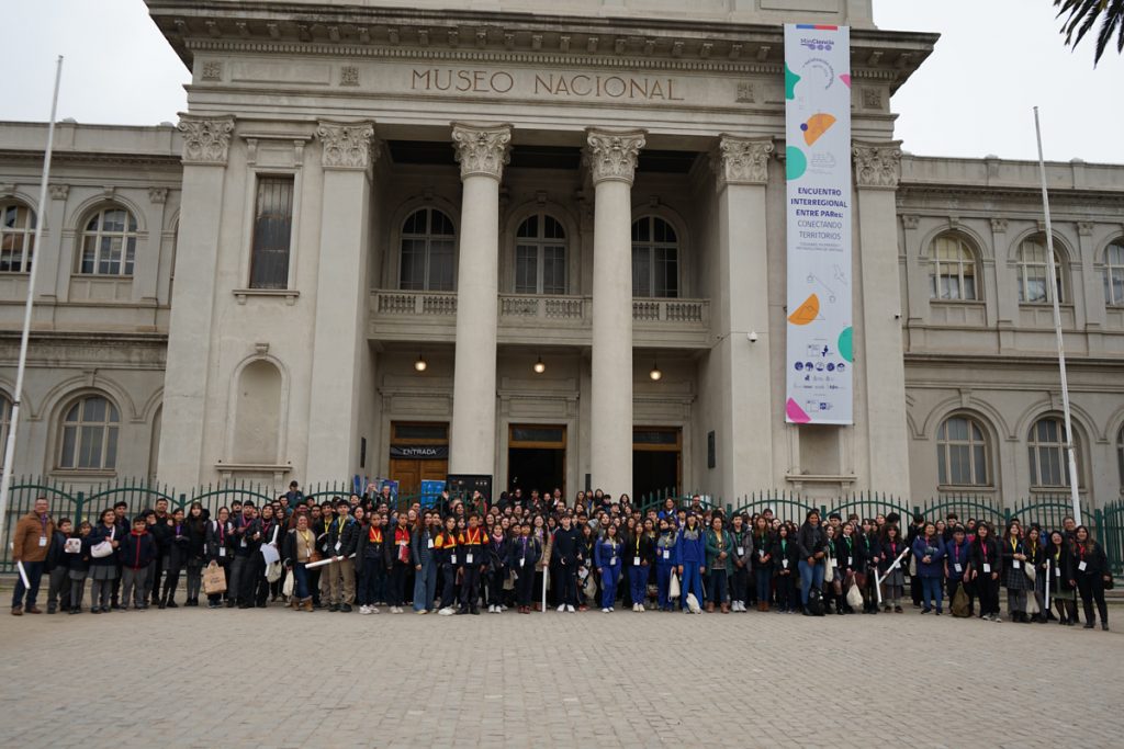 Encuentro Interregional Explora: Más de 400 estudiantes de todo Chile se conectaron para compartir ciencia y expandir…