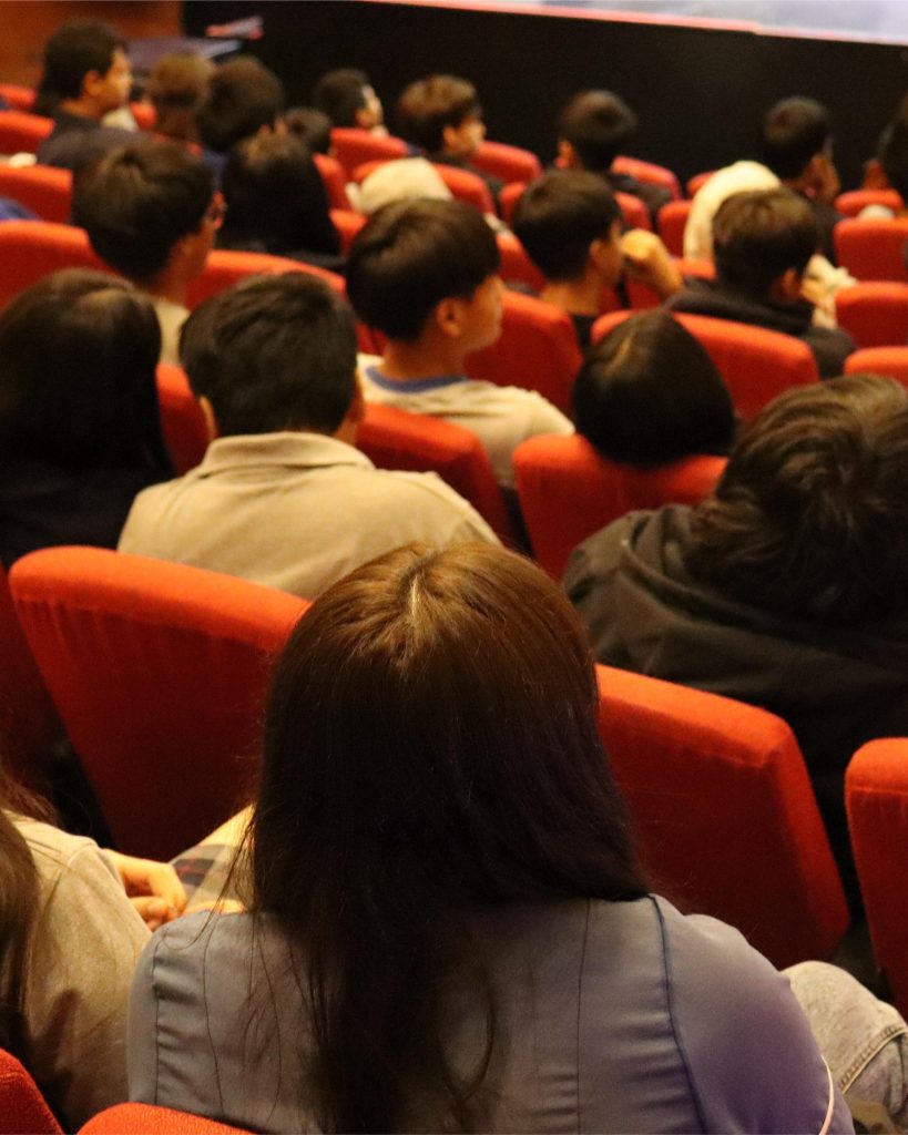 Recoleta impulsa vocaciones científicas: estudiantes participan en charla sobre salud cardiovascular y rol de la mujer…