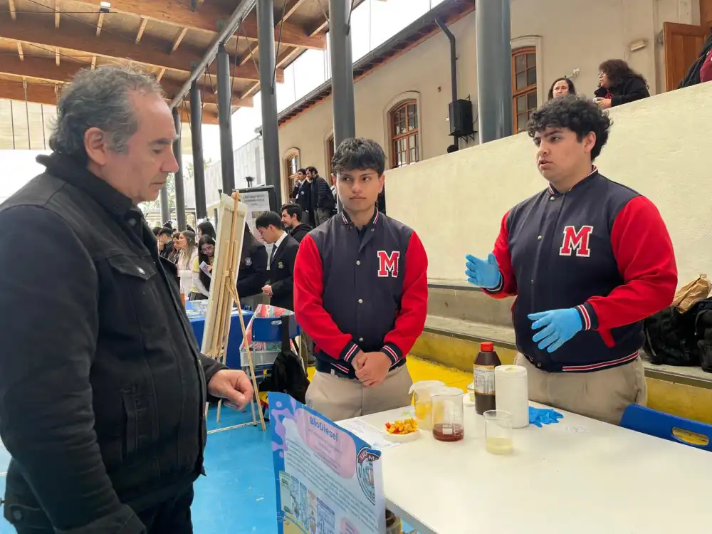 Estudiantes de Molina muestran su talento científico en nueva feria realizada en el Liceo Bicentenario